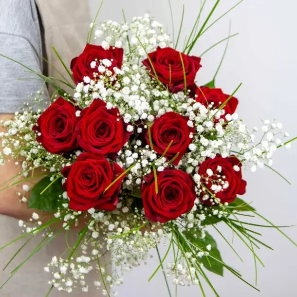 Bouquet de roses rouges et de gypsophile