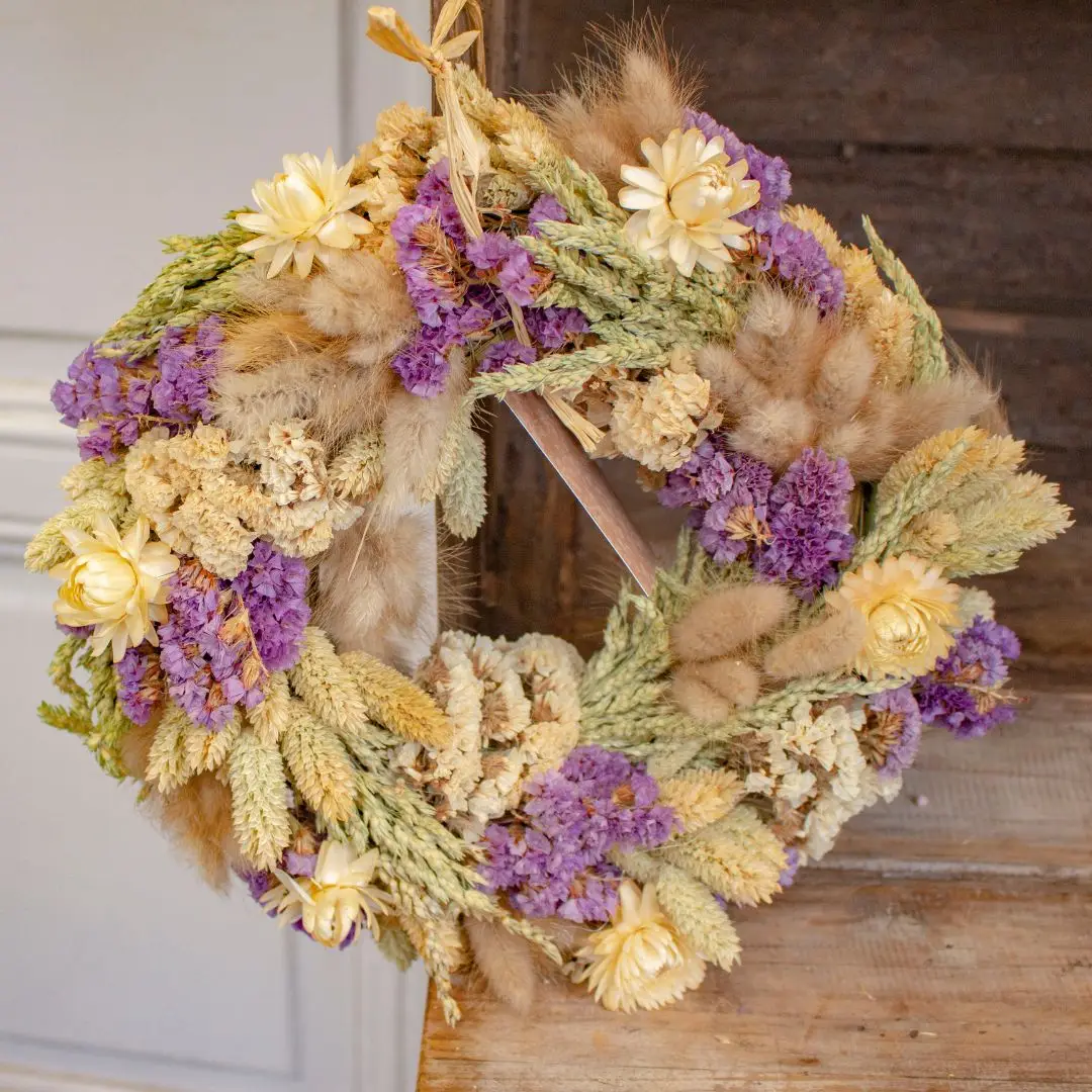 Couronne de fleurs séchées original au ton violet et jaune parfaite pour décorer son intérieur