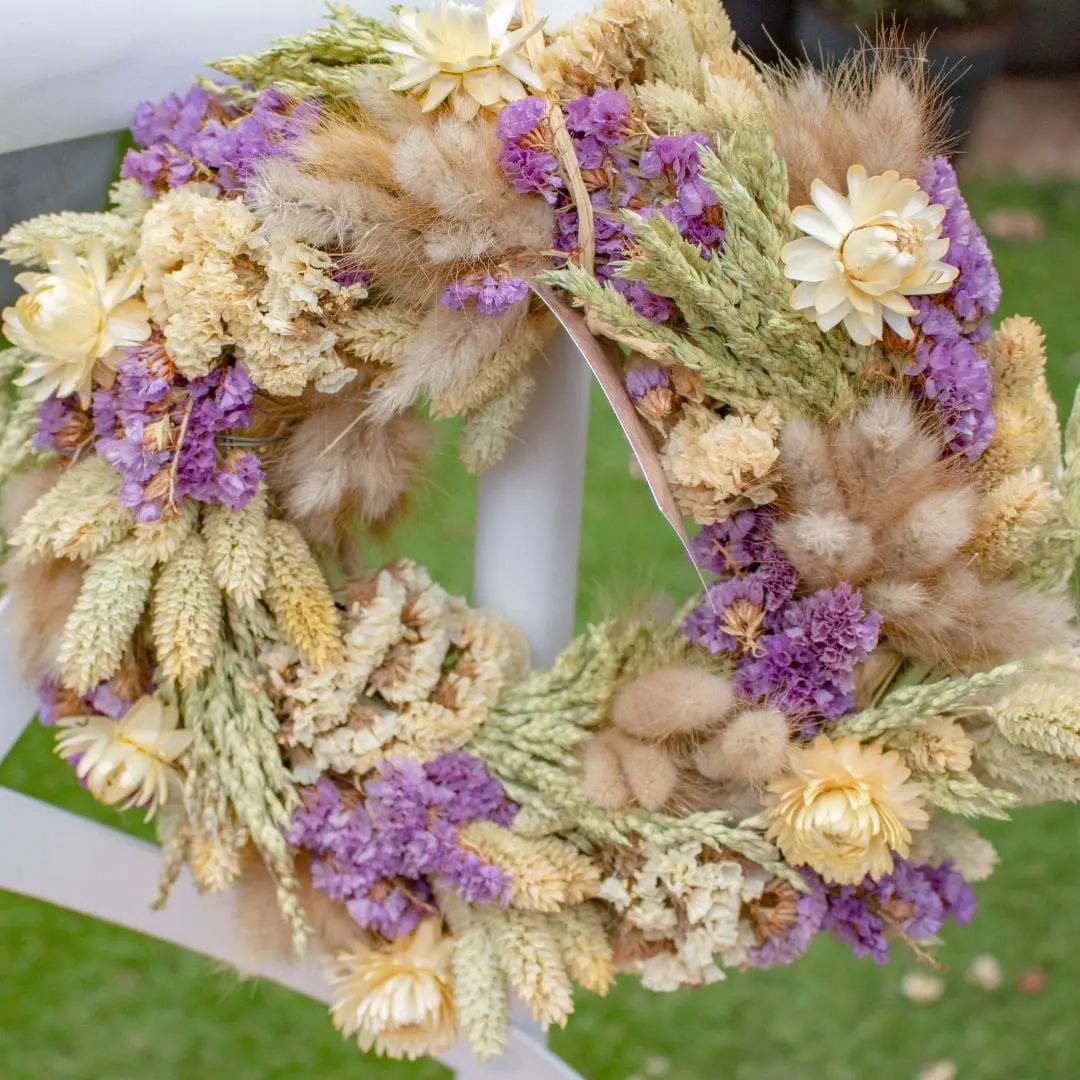 Couronne de fleurs séchées original au ton violet et jaune parfaite pour décorer son intérieur