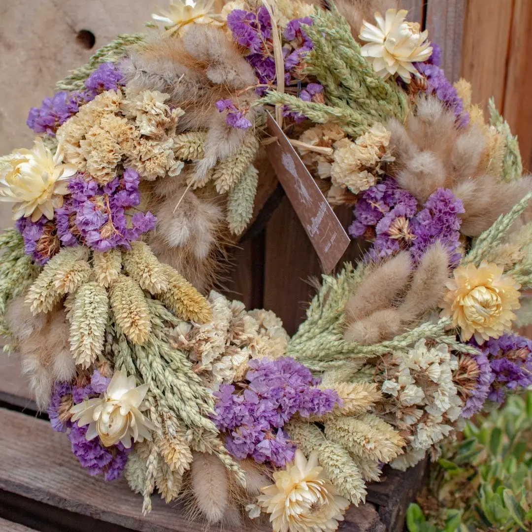 Couronne de fleurs séchées au ton violet et jaune idéel pour une décoration d'intérieur original ; idée cadeau original