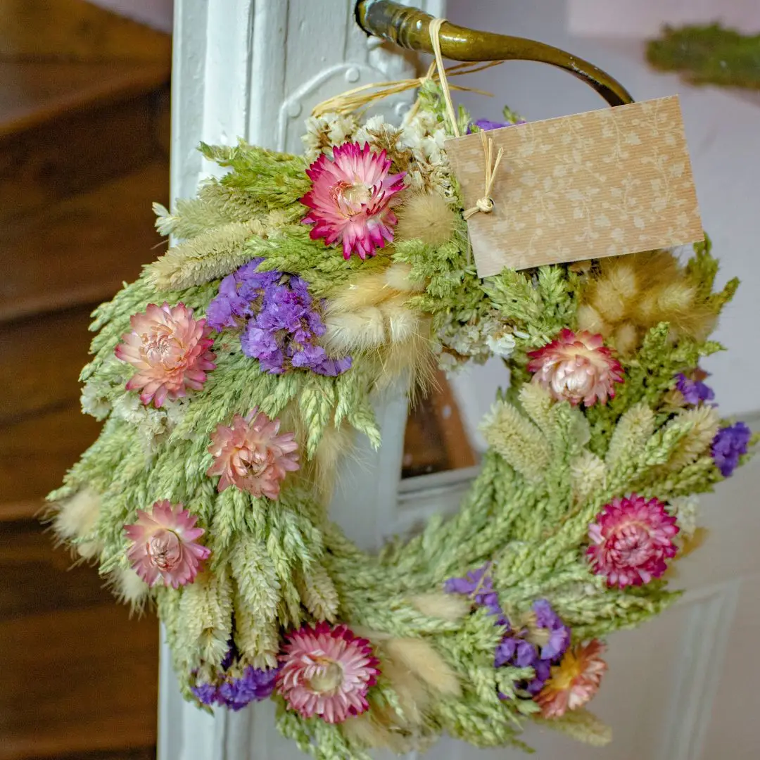 Couronne de fleurs séchées au ton vert violet et rose pour décorer son intérieur ; décoration original d'intérieur