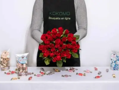 Bouquet de roses rouges et duo de bêtises de Cambrai
