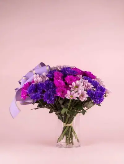 Bouquet de chrysanthèmes roses et violets avec ruban mauve