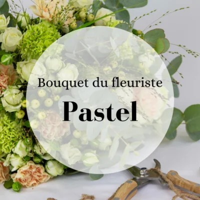 Bouquet pastel aux fleurs de saison dans des tons rose, crème et lilas