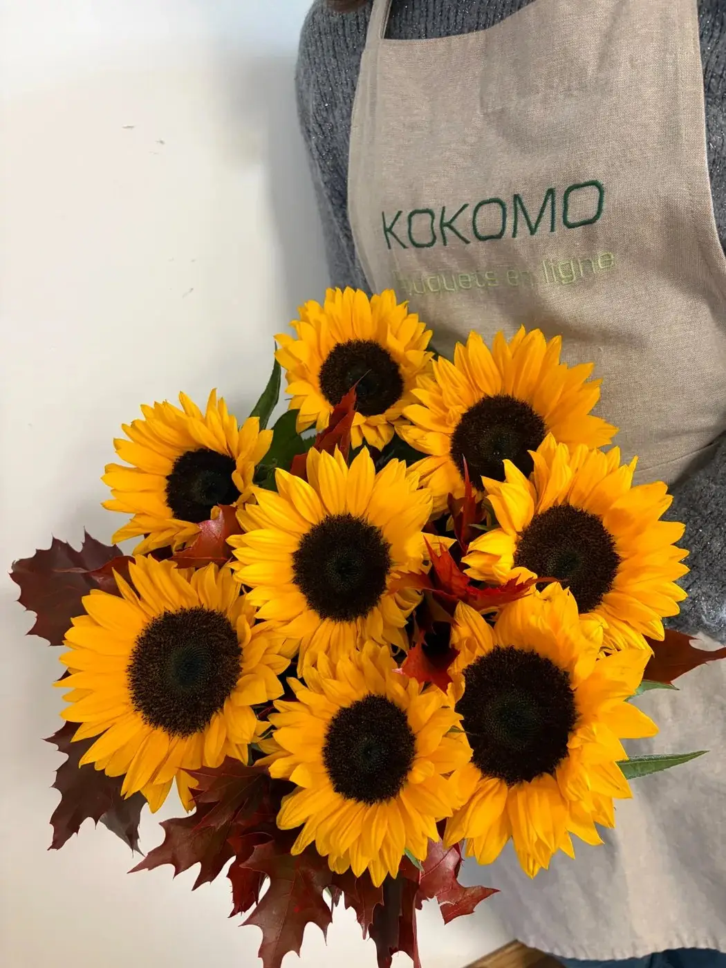 Bouquet Soleil tournesols jaunes et feuillage rouge