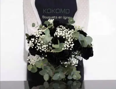 Bouquet de roses noires avec gypsophile blanc et eucalyptus