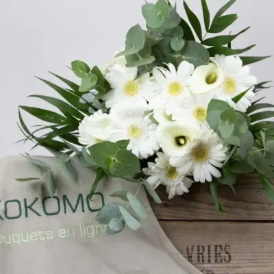 Bouquet Lumineux germinis : germinis blancs, callas blancs, tiges d’eucalyptus, chicos