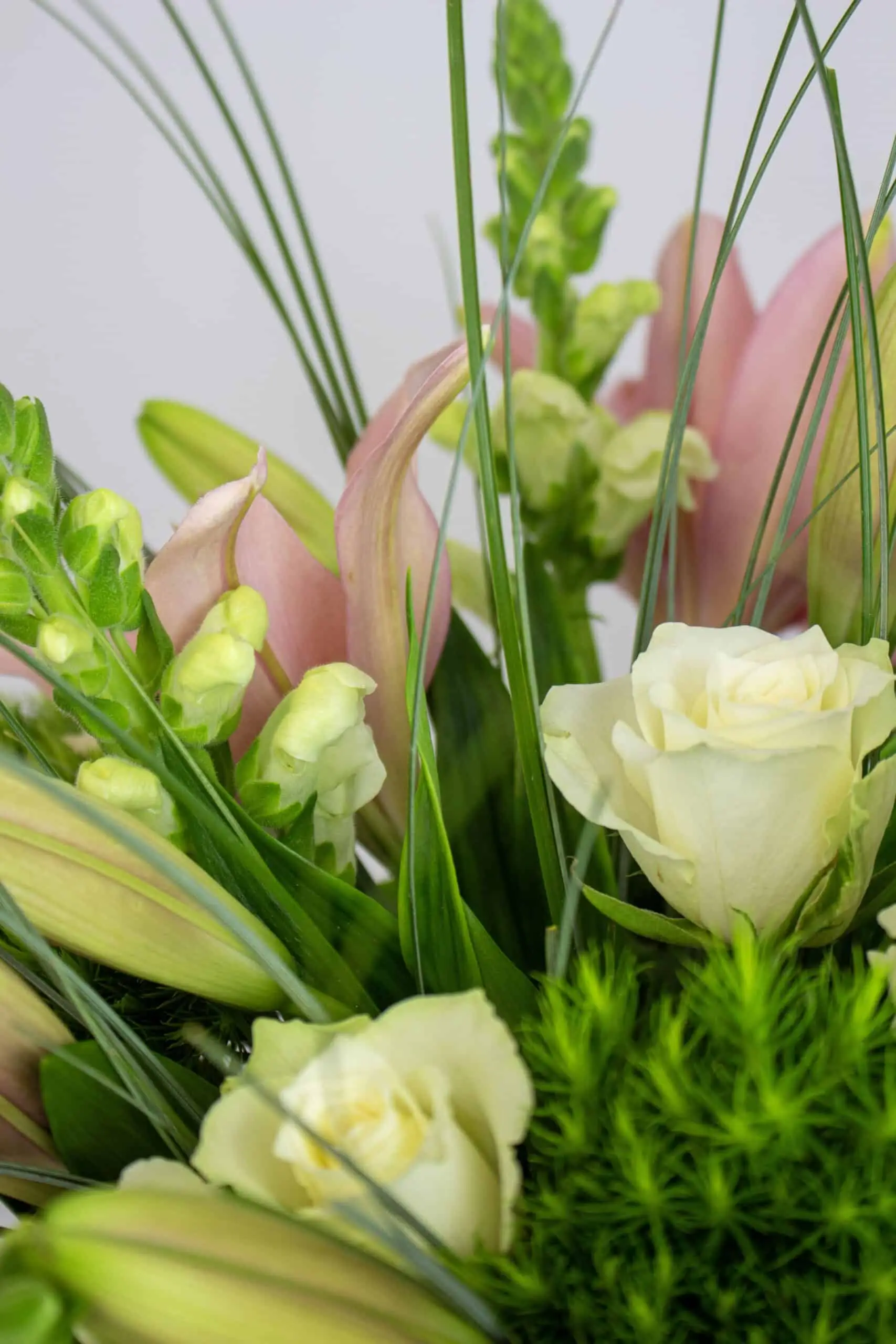 Lys roses et blancs du bouquet Lys Élégants