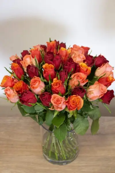 Bouquet de roses rouges, orange et roses