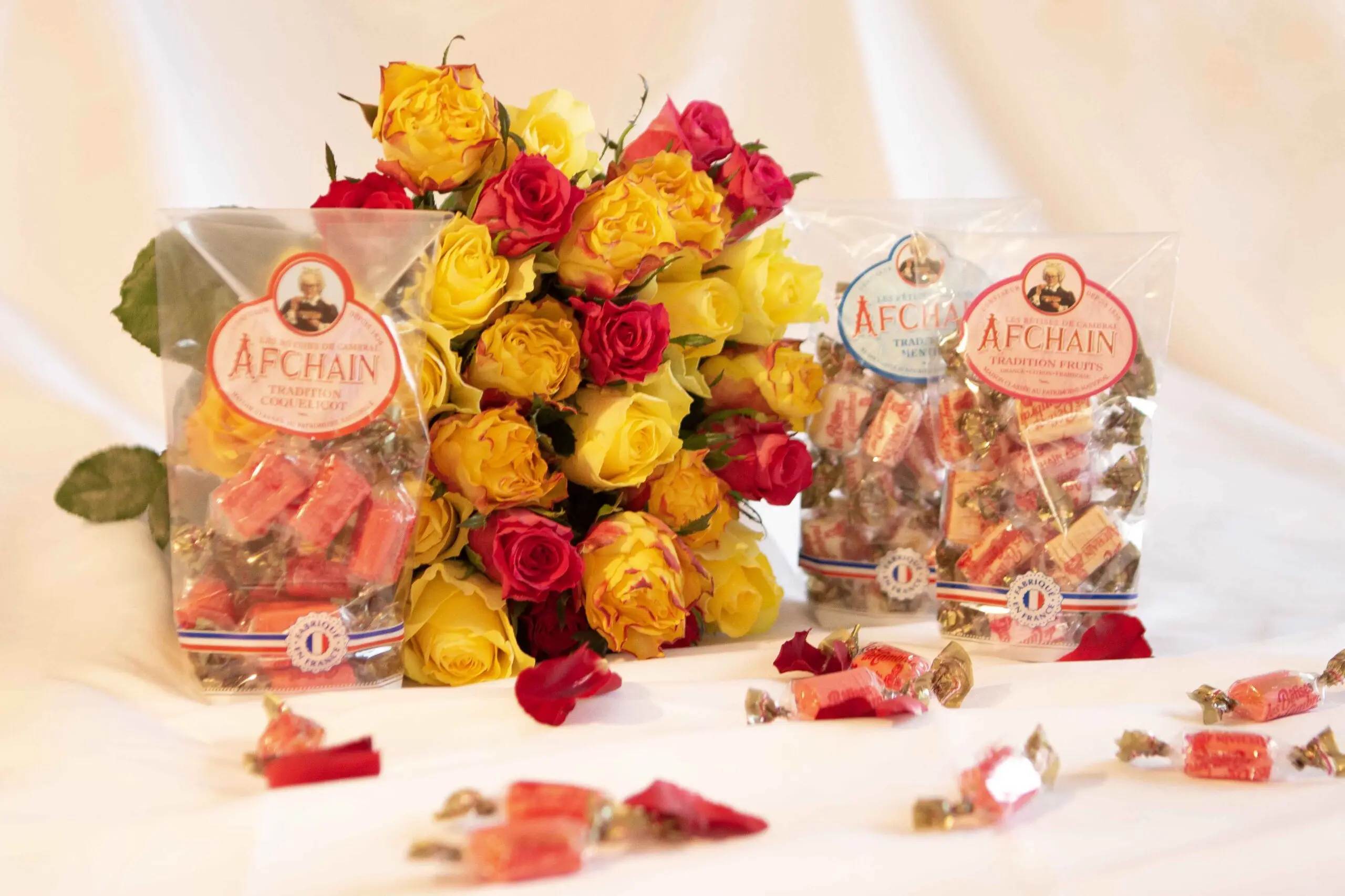 bouquet de roses colorées et bêtises de cambrai
