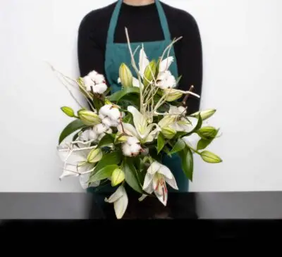 Bouquet de lys blancs et fleurs de coton