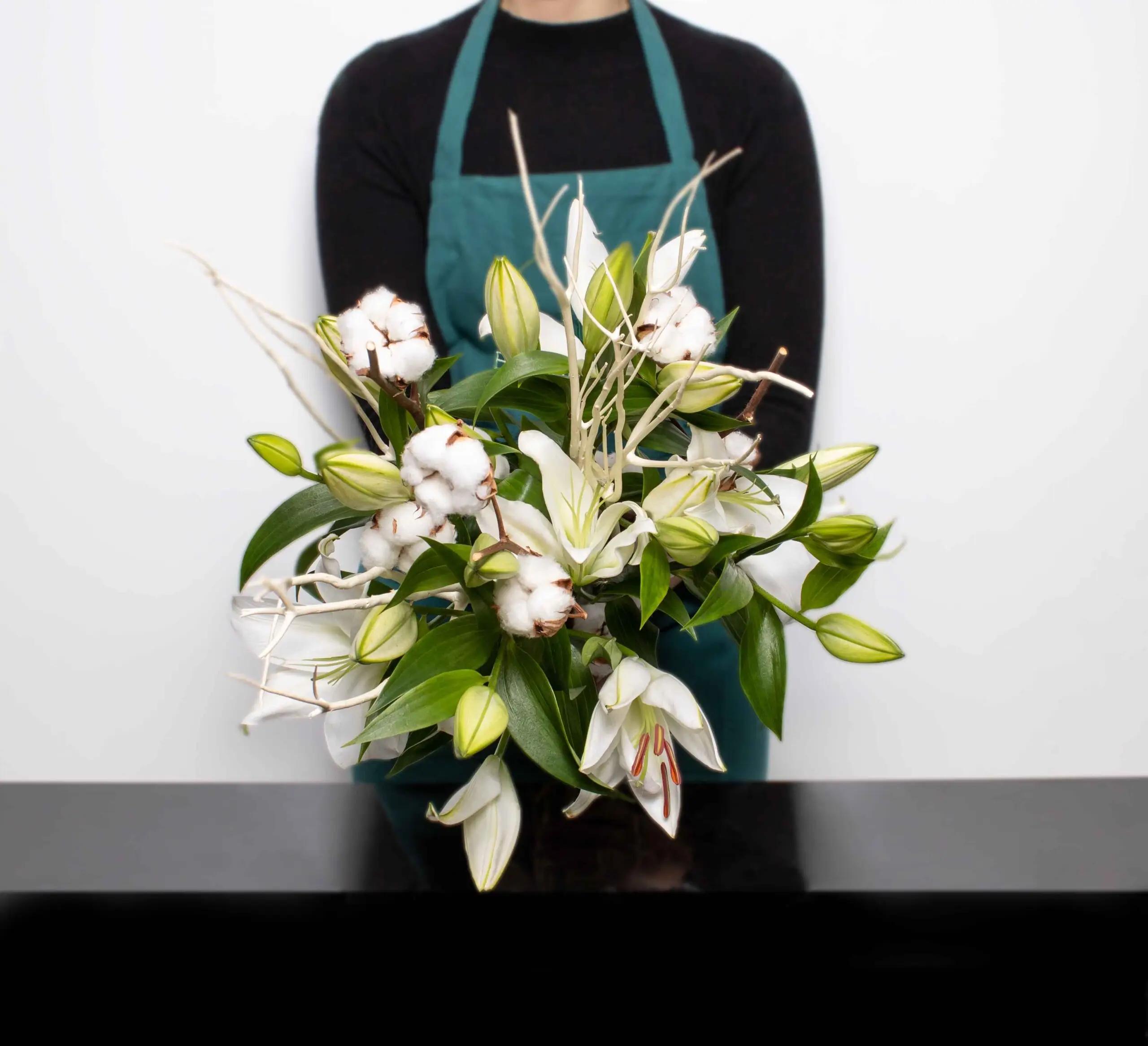 Bouquet de lys blancs et fleurs de coton