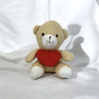 Ourson avec cœur rouge