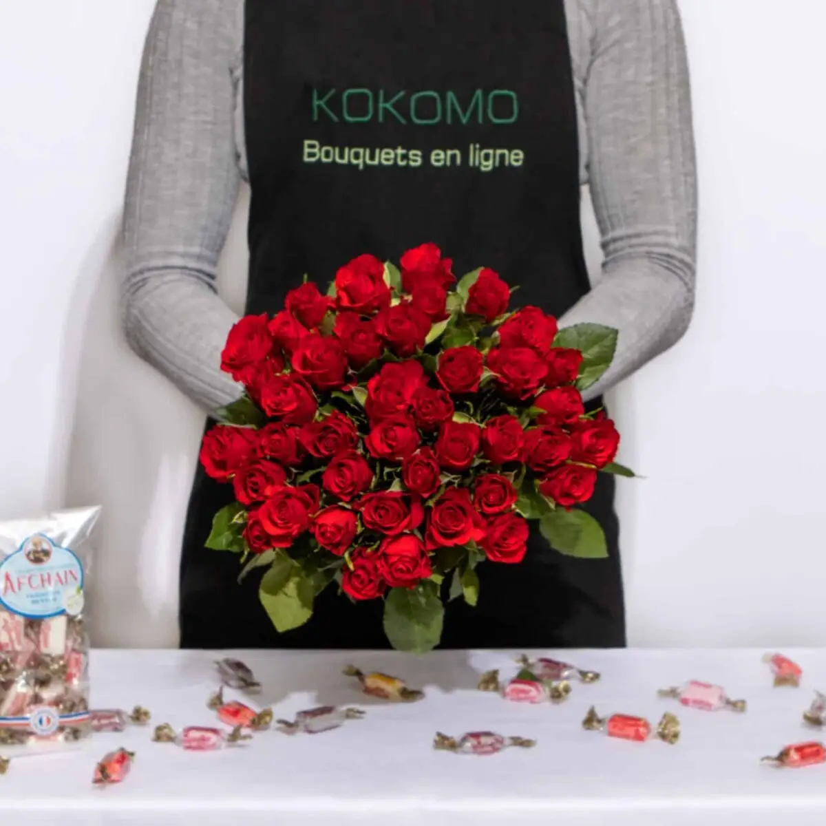 Bouquet de roses rouges et duo de bêtises de Cambrai – vue de détail