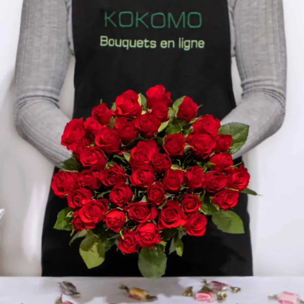 Bouquet de roses rouges et duo de bêtises de Cambrai – vue de détail